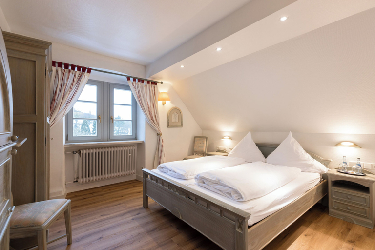 Bedroom 4, Eventlocation & Hotel Schloss Neuburg, Neckar-Odenwald-Kreis