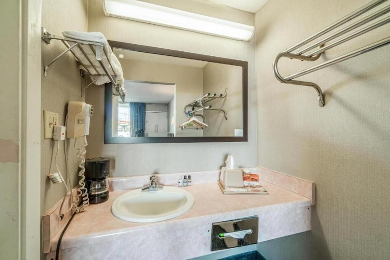 Bathroom 3, OZARK JUNCTION INN, Stone