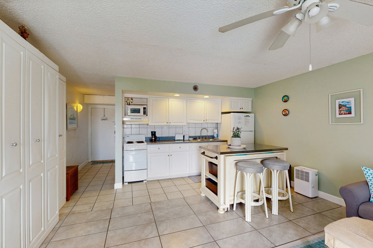 Private kitchen 4, Mariners Cove 302, Volusia