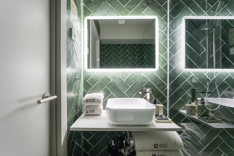 Bathroom 5, Guestready - The Cats Studios, Porto