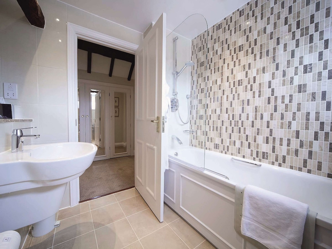 Bathroom 5, Macdonald Alveston Manor, Warwickshire