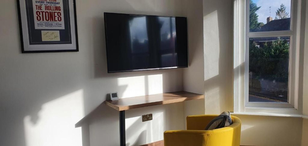 Room amenity 3, Oyo Studio @74, Swindon