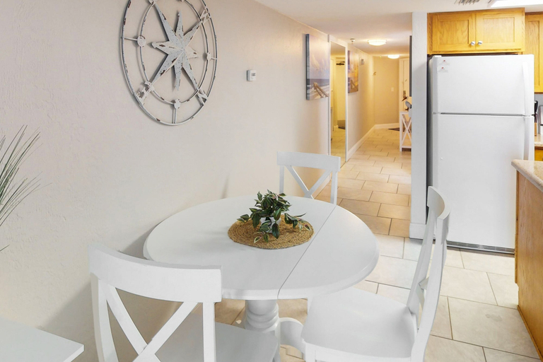 Room 5, Daytona Sunglow Resort 404-peer at the Pier, Volusia