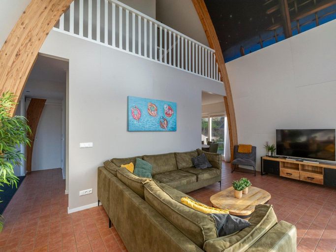 2, Coastal Villa With Jacuzzi, Zijpe