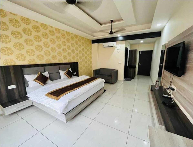 Bedroom 2, Hotel Blue Pine @Har Ki Pauri Road, Dehradun