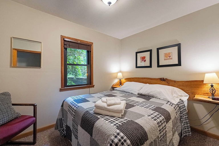 Room 2, Opossum Creek Retreat, Fayette