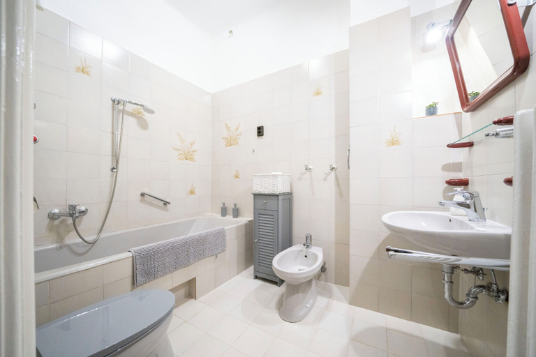 Bathroom 2, Pozsonyi Suite – 3Br Family Stay | Ac + Balcony, Budapesti