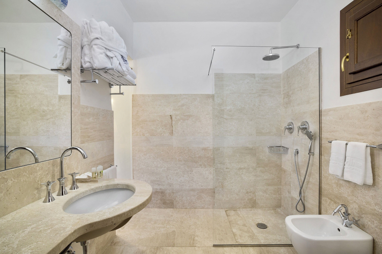 Bathroom 3, Hotel with swimming pool near Baja Sardinia, Olbia-Tempio