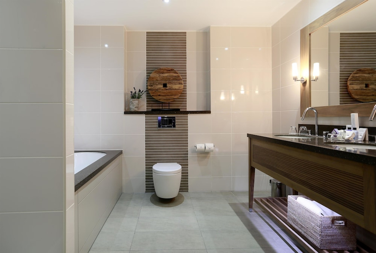 Bathroom 4, Macdonald Windsor Hotel, Slough