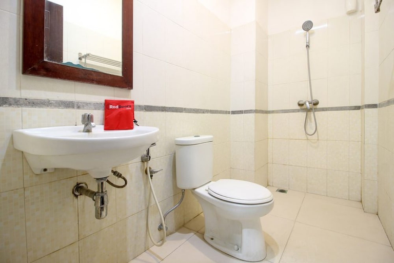 Bathroom 3, Reddoorz Near Solo Square, Solo