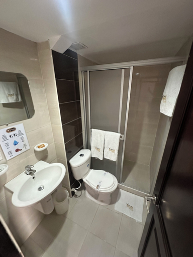 Bathroom 5, Hotel Royal Suite, Manizales