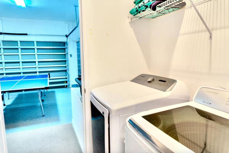 Laundry, Kodas Retreat Home for 11, Polk