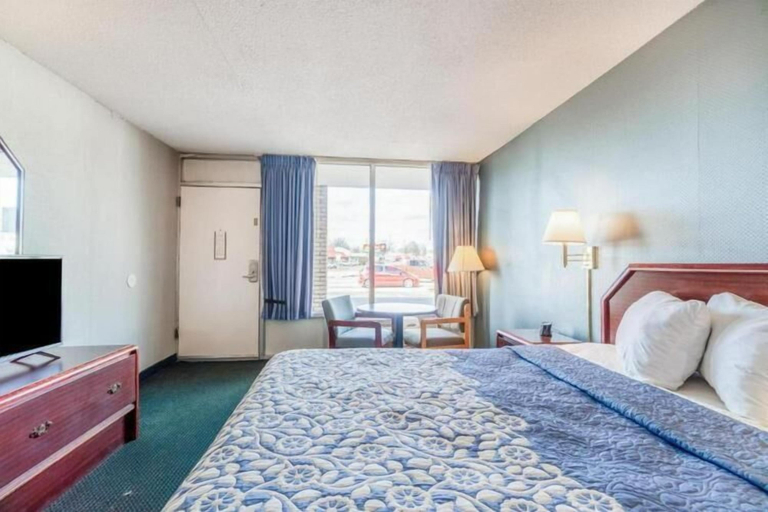 Room 5, OZARK JUNCTION INN, Stone