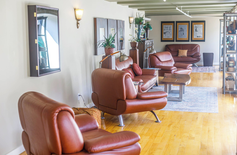 Interior 3, The Valley, Warren
