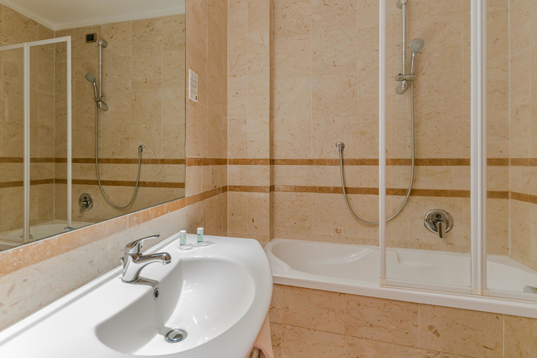 Bathroom 5, B&B HOTEL Pisa Airport, Pisa