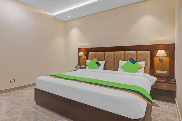 Room 4, Hotel Heaven Grand Lucknow, Lucknow
