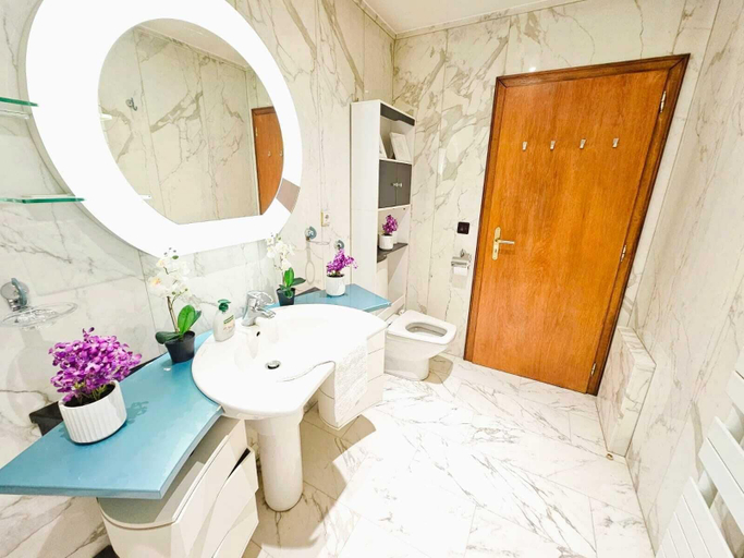 Bathroom 5, Smart Retreat next to Luxembourg Station, Luxembourg