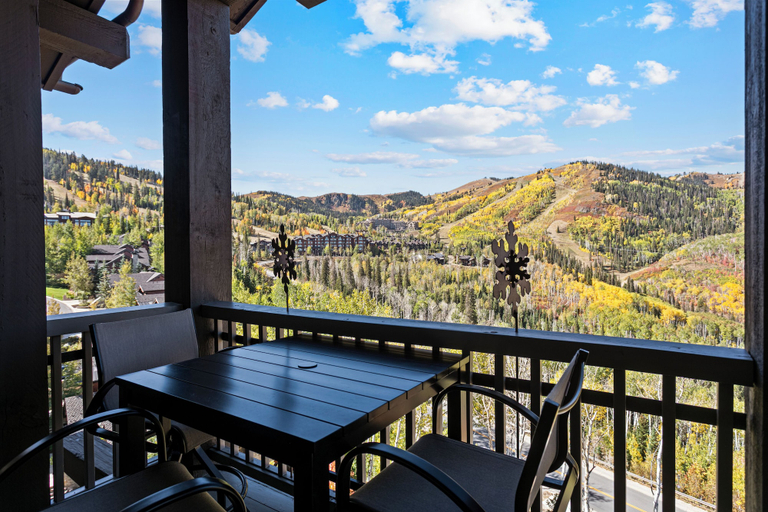 Outdoor dining, Ski-in/ski-out Deer Valley Escape 2 Bedroom Condo, Summit