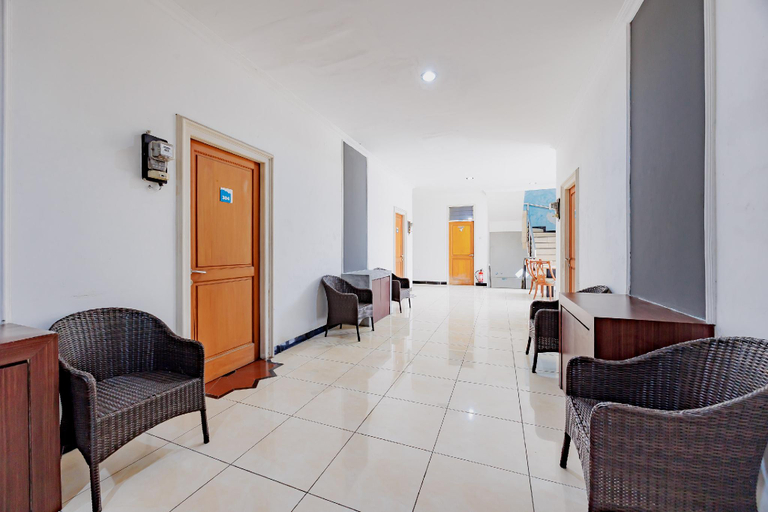 Public Area 3, RedDoorz @ Hotel Artama Pandanaran Semarang, Semarang