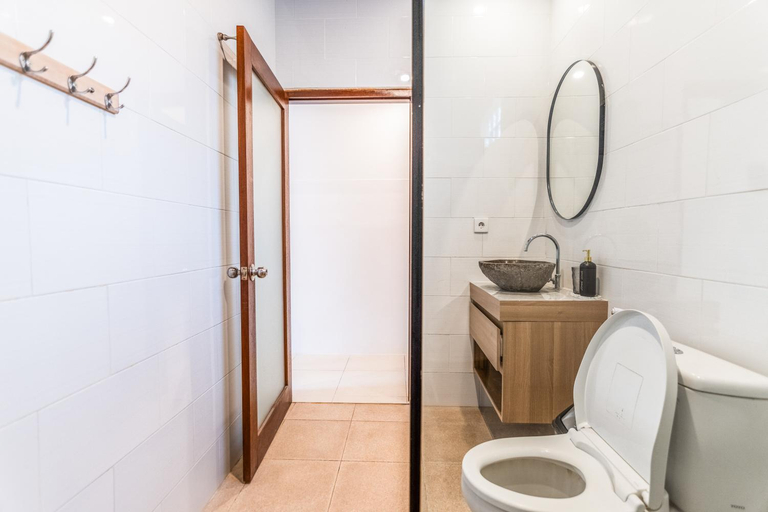 Bathroom 3, Few Mins Walk To Cafes & Beach Bb Guesthouse 1, Badung