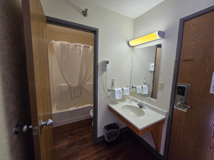 Bathroom 3, Baymont by Wyndham Sault Ste Marie MI, Chippewa