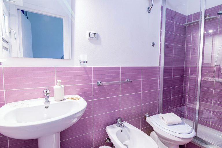 Bathroom 5, aria di mare rooms, Palermo