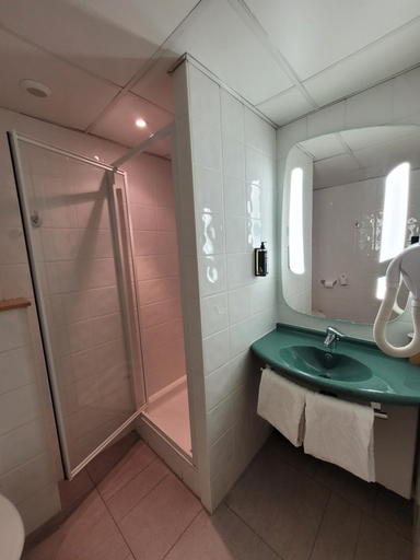 Bathroom 3, ibis styles Perpignan Centre, Pyrénées-Orientales