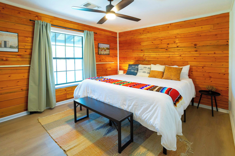 Room 2, Ranchito Texas Stay for 12, Gillespie