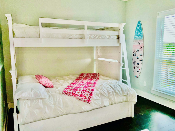 Room 5, Dockside Dream Home for 10, Galveston