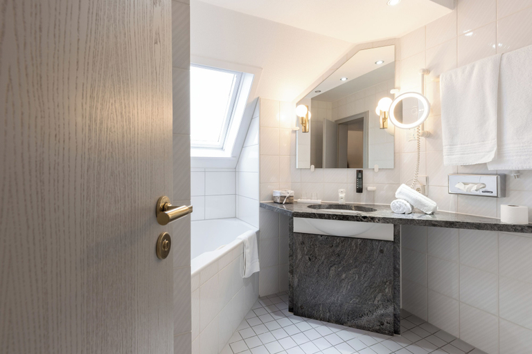 Bathroom 5, Eventlocation & Hotel Schloss Neuburg, Neckar-Odenwald-Kreis