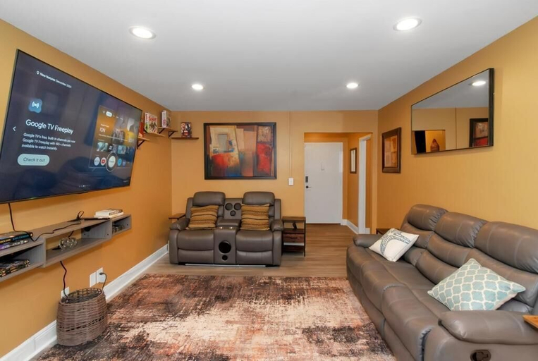 Living area 4, Urban Oasis Luxe King Suites City Views, Atlanta