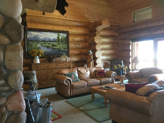 Living area 2, Hebgen Paradise Lodge, Gallatin
