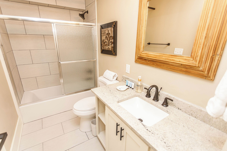 Bathroom 5, The Valley, Warren