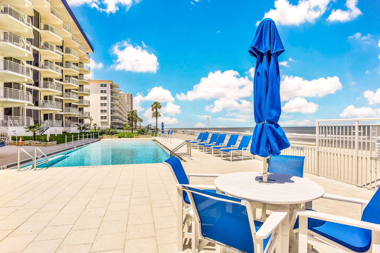 Outdoor dining, Daytona Surfside Club 109- Blue Umbrella, Volusia