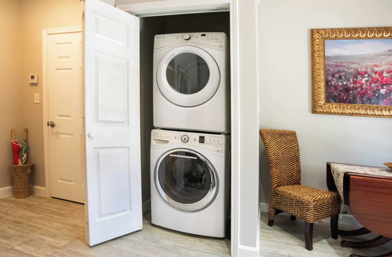 Laundry, Tank House Stay for 2 - Access to Pool, Hot Tub, Kendall