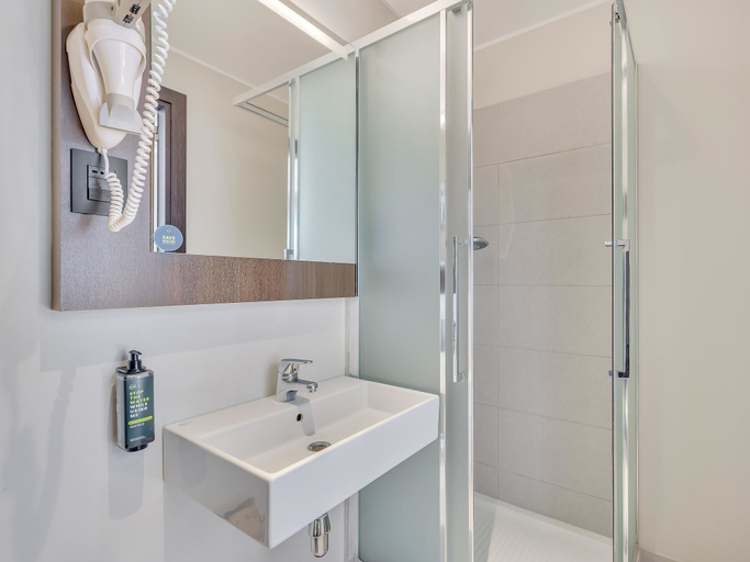 Bathroom 4, B&B Hotel Milano Sant'Ambrogio, Milano