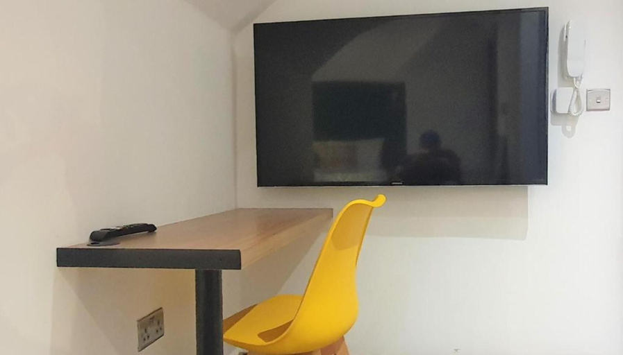 Room 5, Oyo Studio @74, Swindon