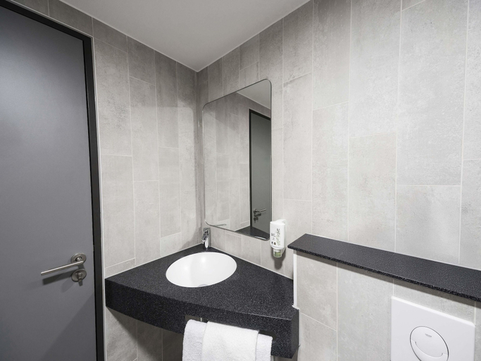 Bathroom 5, B&B HOTEL Erfurt City-West, Erfurt