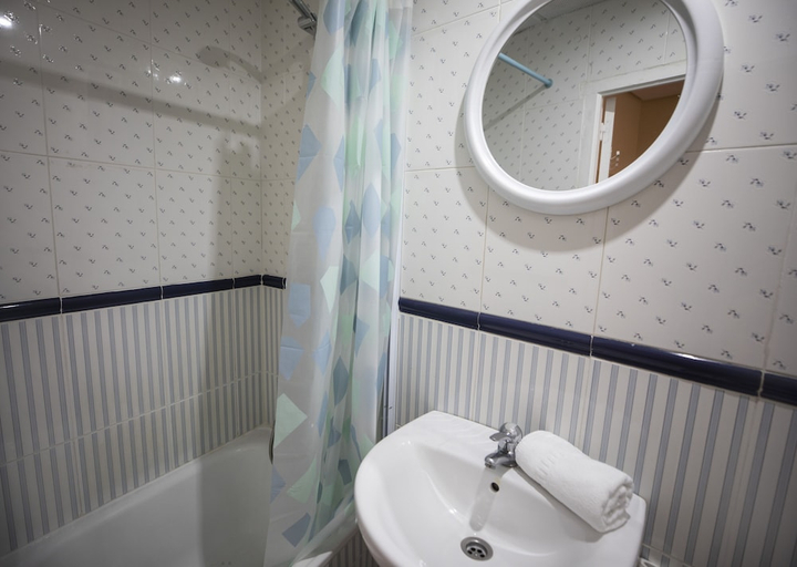 Bathroom 5, Hostal MYD Los Perales, Madrid