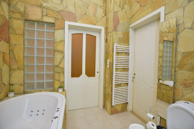 Bathroom 3, Ultra central apartment at Synagogue, Budapesti