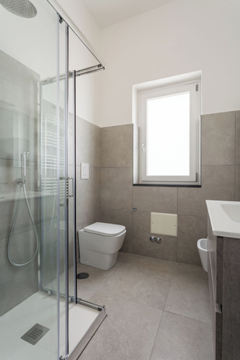 Bathroom 2, Palazzo Vesuviano, Napoli