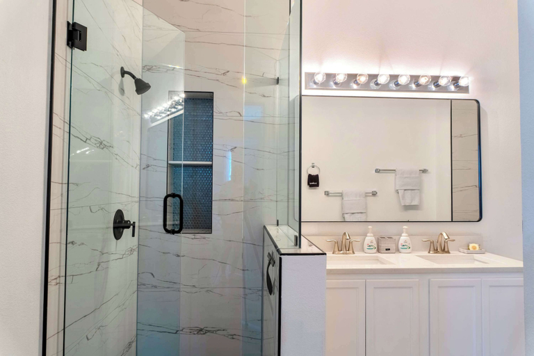 Bathroom 5, Kodas Retreat Home for 11, Polk