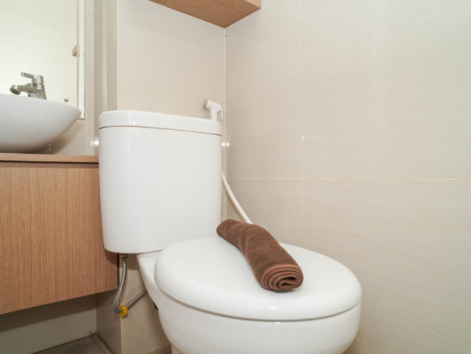 Bathroom 5, Homey Studio Loft Apartment at Apple 1 Condovilla By Travelio, Jakarta Selatan