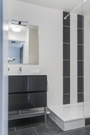 Bathroom 3, RESIDHOTEL GALERIE TATRY, Gironde