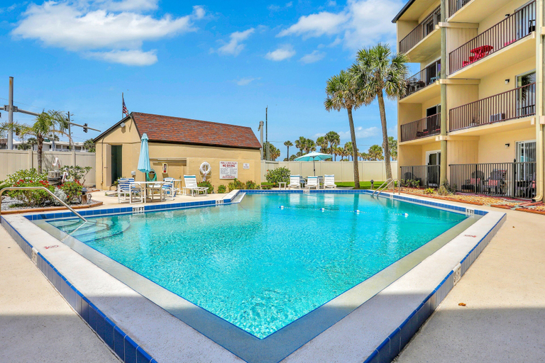 Pool 2, Mariners Cove 302, Volusia