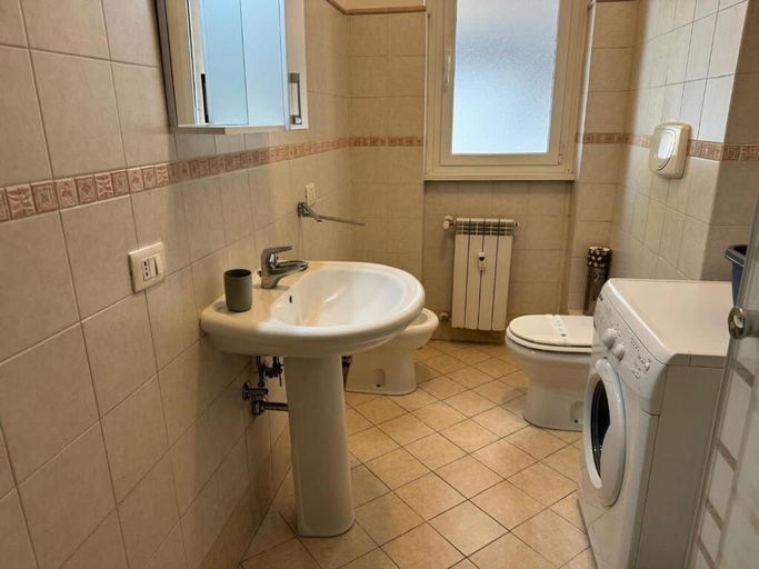 Bathroom 3, Trastevere Marconi Apartment, Rome