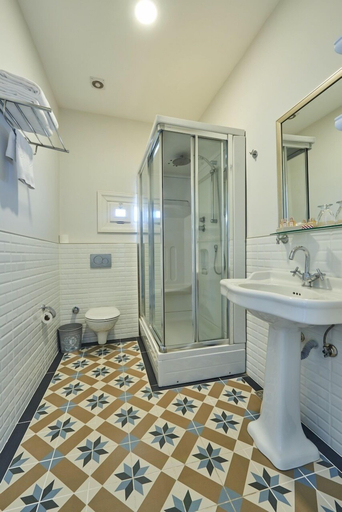 Bathroom 5, Büyükada Splendid Palace Hotel, Adalar