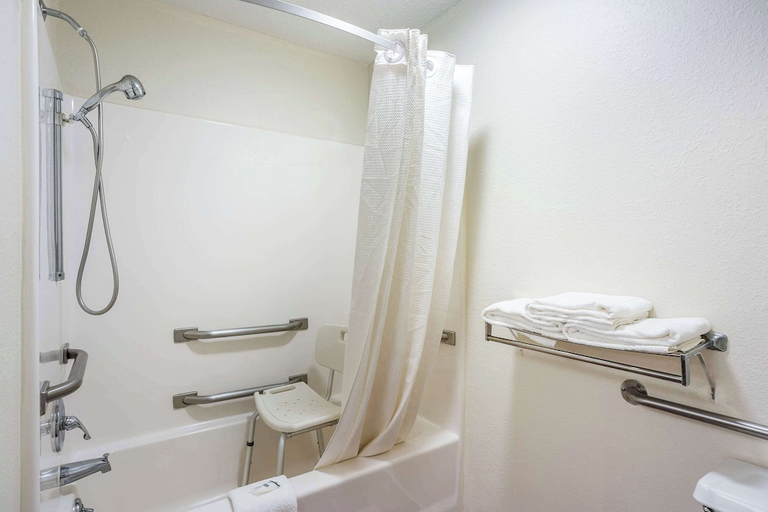 Bathroom, Rodeway Inn Cedar Rapids, Linn