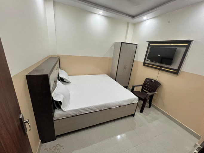 Room 5, Hotel Silver Palace, Kanpur Nagar