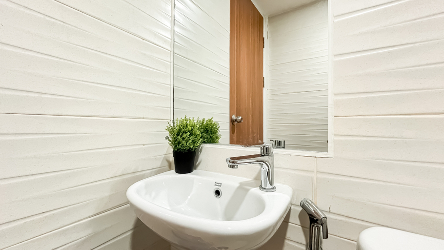 Bathroom 4, Homey and Minimalist Studio at Apartment Cisauk Point By Travelio, Tangerang